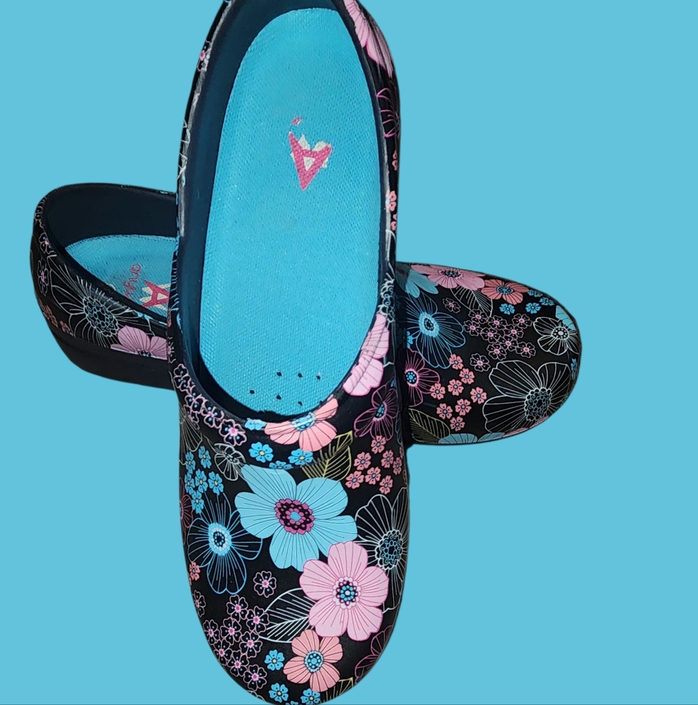 Anywear Sprangel Clog, Black with Floral Print, Size 10-fits like a size 9